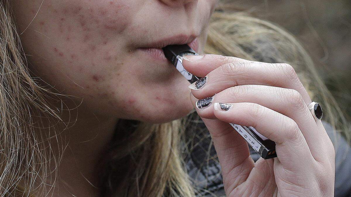 Según una encuesta publicada por el Instituto Nacional sobre el Abuso de Drogas, más de un tercio, o el 37.3 por ciento, de los estudiantes de 12avo grado informaron que habían usado cigarrillos electrónicos por lo menos una vez en los 12 meses anteriores.