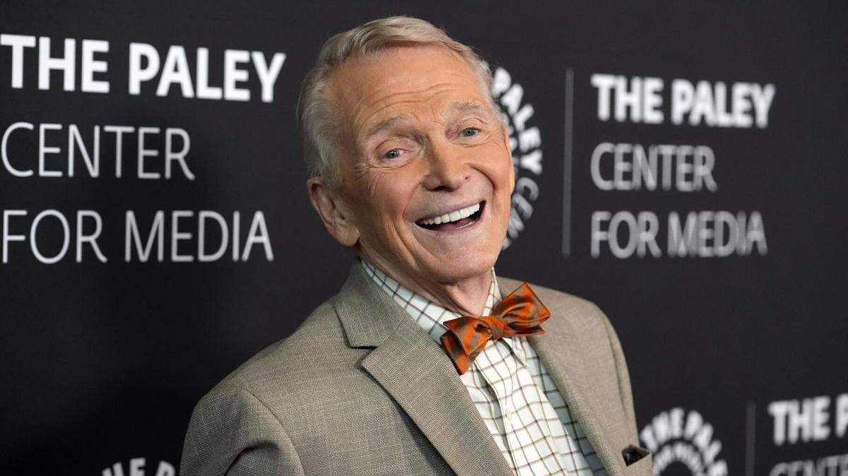 Coral Gables Art Cinema estrena el documental ‘Bob Mackie: Naked Illusion’ (2024) que sigue la carrera internacional de seis décadas del galardonado diseñador de moda Bob Mackie.