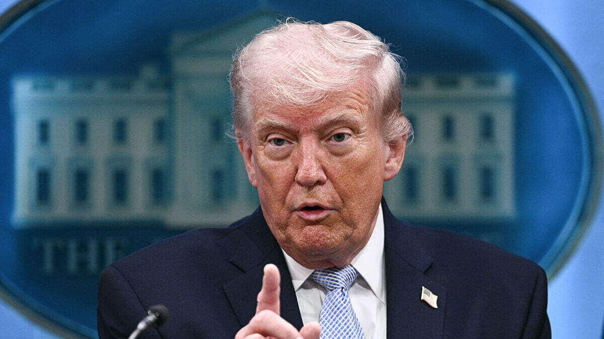 El presidente estadounidense, Donald Trump, arremetió contra el papa León XIV y dijo que es terrible en política exterior aludiendo a sus críticas sobre Irán y Venezuela, y le instó a dejar de complacer a la izquierda radical.