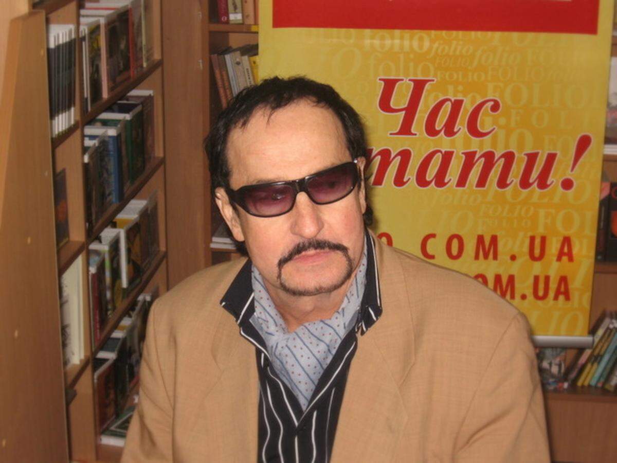El proyecto gravita en torno a la llamada Casa Pako, en honor a Pokalchuk, escritor, poeta y cantante conocido por todos como Pako por un juego con las vocales de sus primeras letras de su nombre que refleja por accidente las conexiones de Pako con la lengua española.