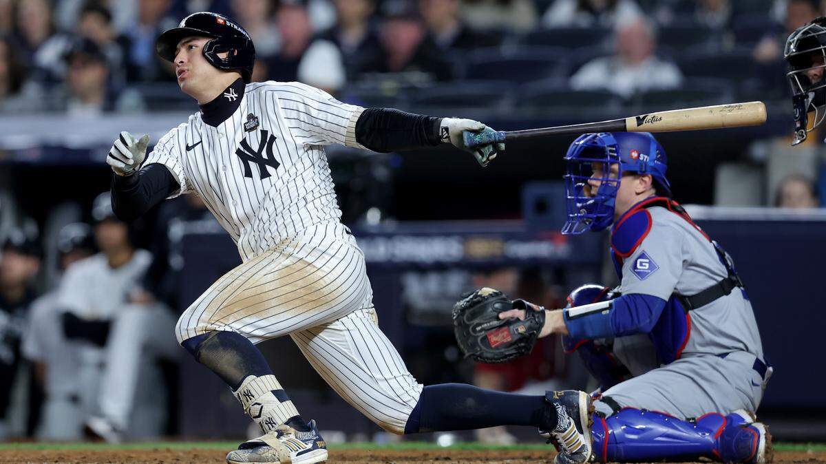 El torpedero de los Yankees Anthony Volpe pega un jonrón en el tercer inning ante los Dodgers de Los Angeles, en el cuarto juego de la Serie Mundial celebrado el 29 de octubre de 2024 en Nueva York.
