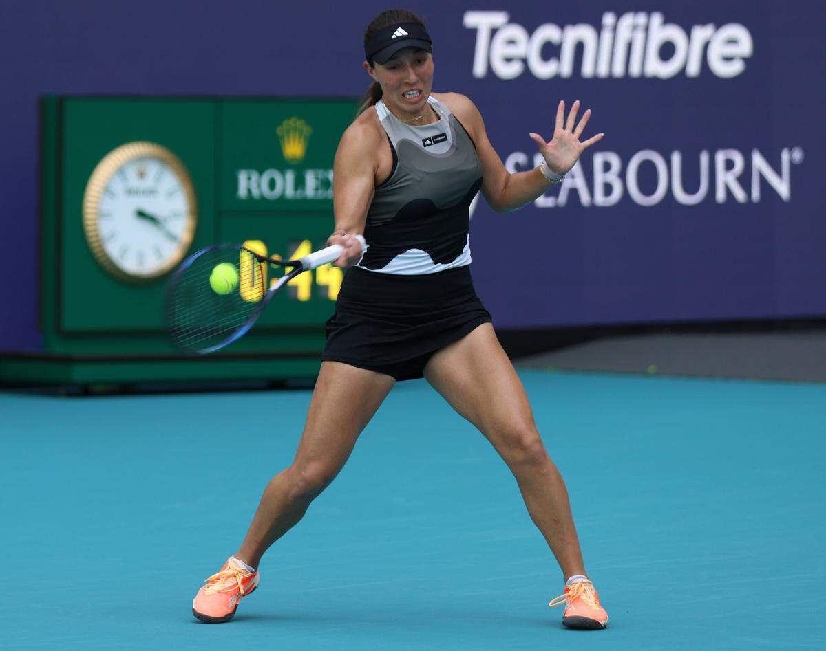 La tenista estadounidense Jessica Pegula devuelve la pelota en el partido ante la polaca Magda Linette en el Miami Open, celebrado el 27 de marzo de 2023 en el Hard Rock Stadium en Miami Gardens, Florida.
