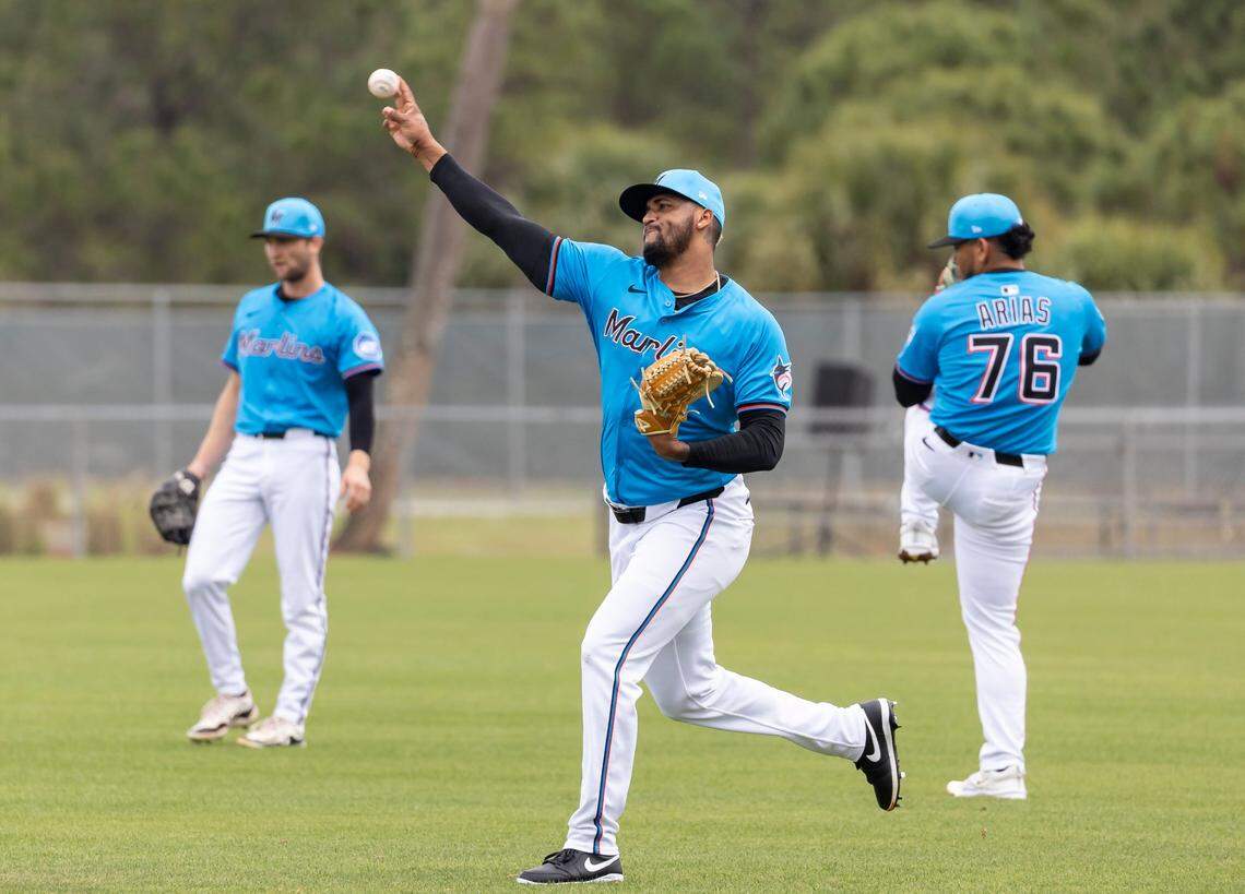 El pitcher dominicano Robinson Piña lanza en una práctica en el entrenamiento de primavera, celebrada el 17 de febrero de 2025 en el Roger Dean Stadium en Jupiter, Florida.