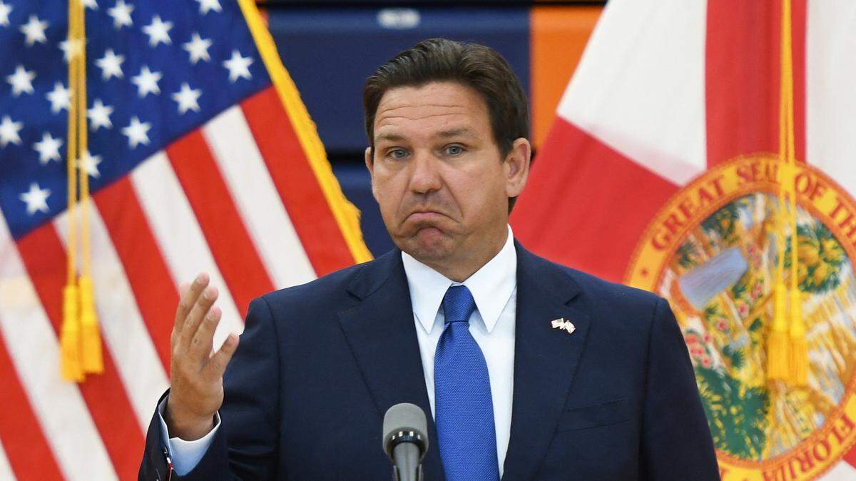 El gobernador de Florida, Ron DeSantis, habla durante una conferencia de prensa en la escuela secundaria Tohopekaliga en Kissimmee, Florida, el 18 de abril de 2024.