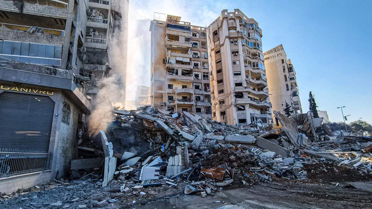 LÍBANO, BEIRUT - 15 DE NOVIEMBRE DE 2024: Edificios sufren daños tras un ataque aéreo de Israel en la zona de Tayoneh. Ankhar Kochneva/TASS/Sipa USA
