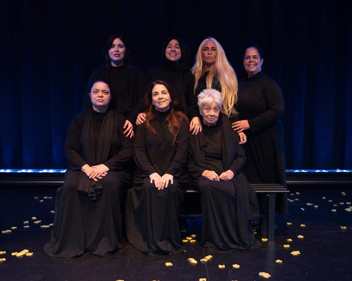 Sentadas, de izquierda a derecha: Ivanessa Rodríguez, Lilliam Vega y Flora Lauten. De pie, de izquierda a derecha: Dianet Conde, Kirenia Vega, Fanny Tachin y Simone Balmaseda.