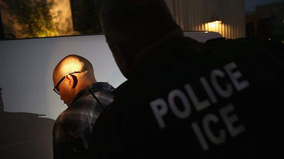 Un hombre es detenido por la Policía de Inmigración en Los Angeles. Como parte de una nueva política, USCIS pudiera iniciar el proceso de deportación en casos de denegación de peticiones migratorias.