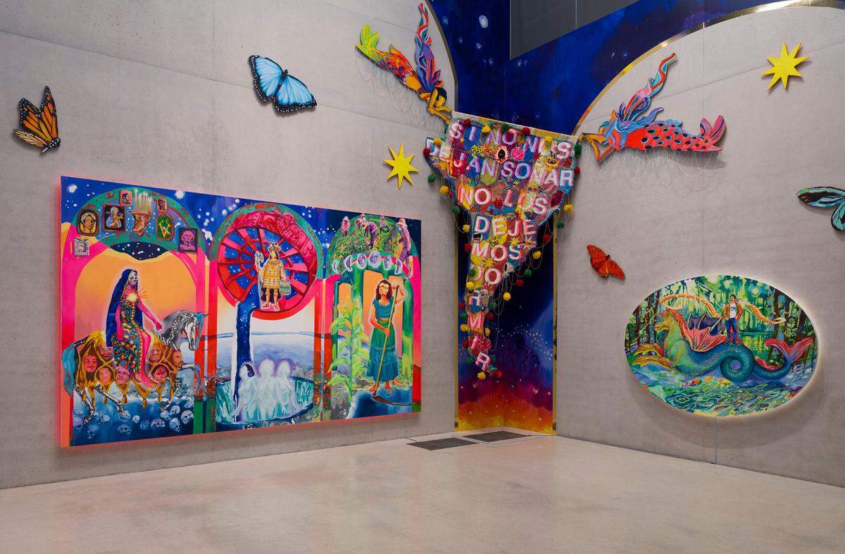 Instalación ‘No los dejemos dormir’ (Let’s Not Let Them Sleep), 2023, yute, lana, hilo, fieltro, tul, acrílico y cuentas, 175 x 90 pulgadas.