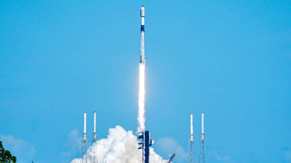 Un cohete Falcon 9 de SpaceX despega de la Estación Espacial de Cabo Cañaveral el 25 de junio de 2025 con 27 satélites Starlink V2. Este es el segundo lanzamiento de SpaceX del día, tras haber enviado previamente a los astronautas privados del Axiom-4 a la Estación Espacial Internacional a bordo de otro Falcon 9.