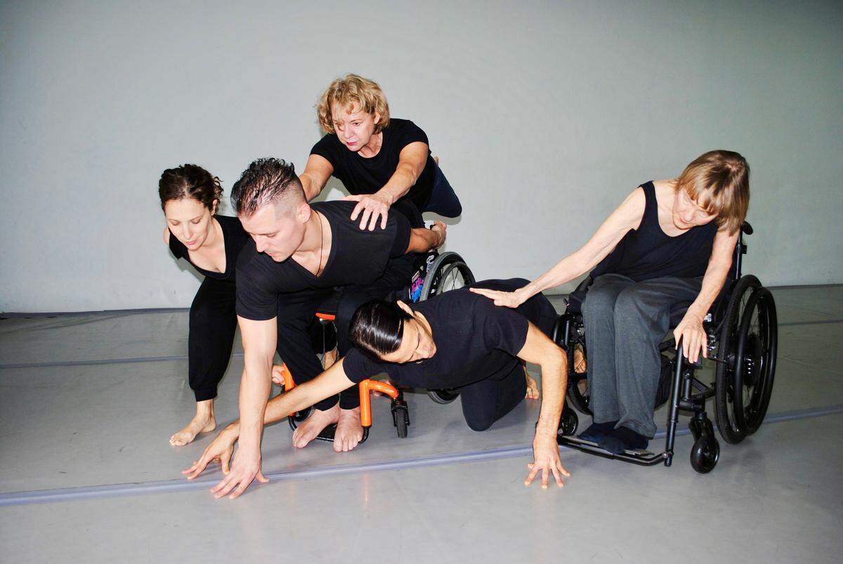 Karen Peterson (en el centro, al fondo) ensayando con sus bailarines… antes del coronavirus. 