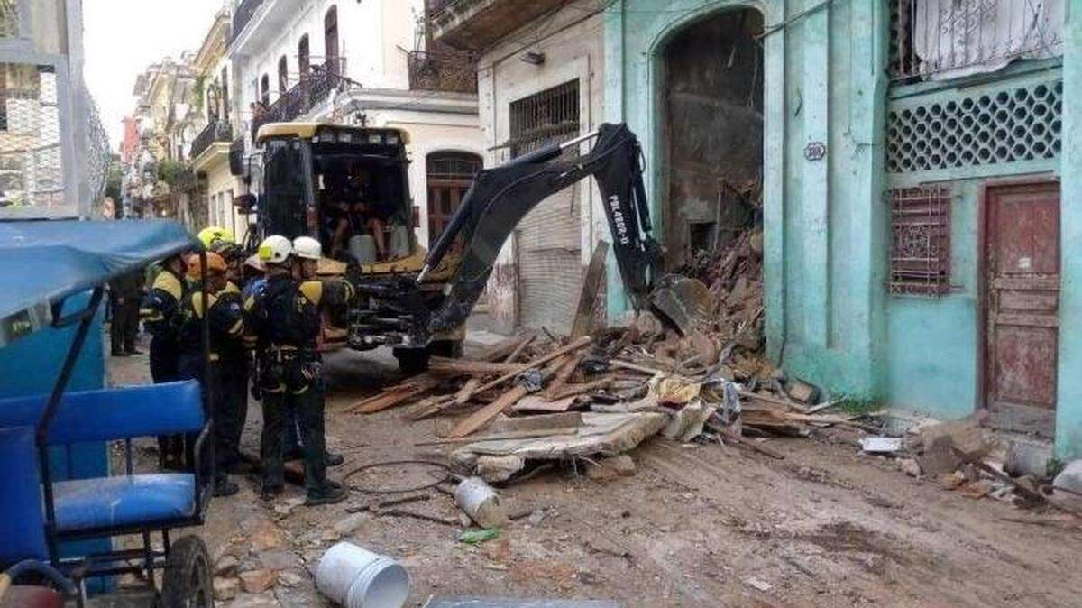 Bomberos y rescatistas remueven escombros de un edificio que se derrumbó el en La Habana Vieja, Cuba, el miércoles 4 de octubre de 2023. Tres personas fallecieron, incluyendo dos bomberos, en el desplome que ocurrió el martes 3 de octubre en la noche.
