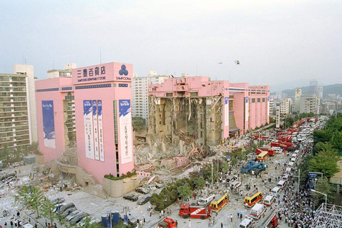 Un centro comercial de cinco pisos en Corea del Sur se desplomó una tarde de junio de 1995. Se calculó que en ese momento había miles de compradores en el lugar, y más de 500 personas murieron.