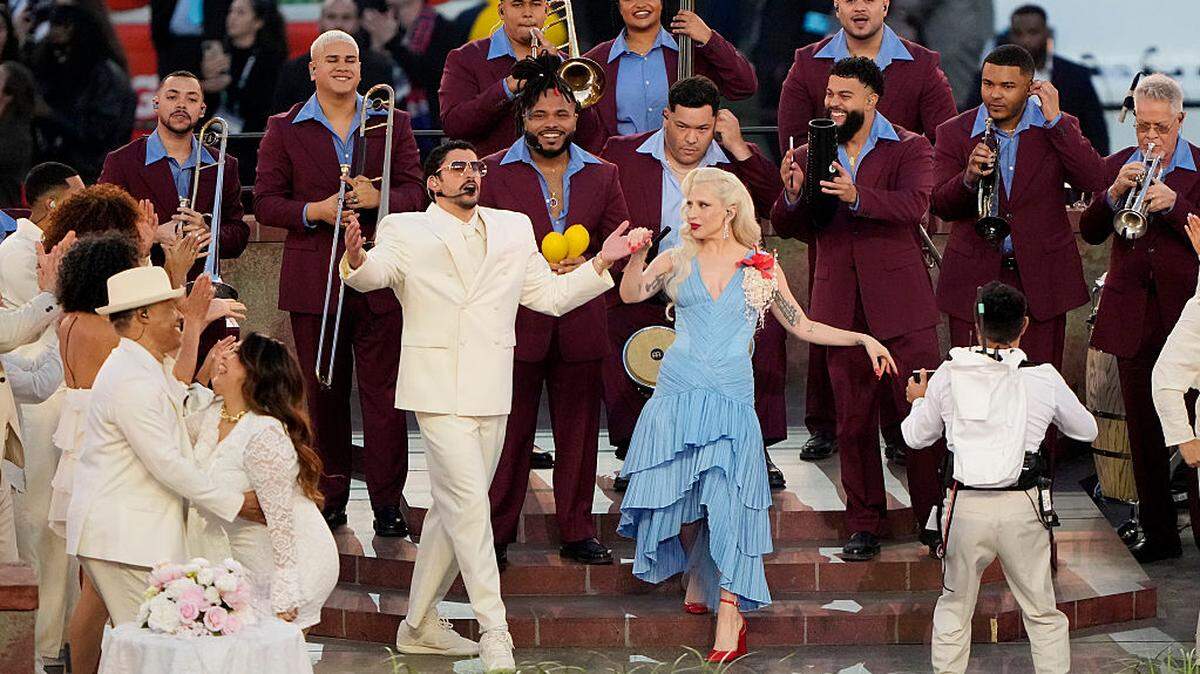 Bad Bunny y Lady Gaga comparten el escenario en el espectáculo del medio tiempo del Super Bowl, celebrado el domingo en el Levi’s Stadium en Santa Clara, California. 