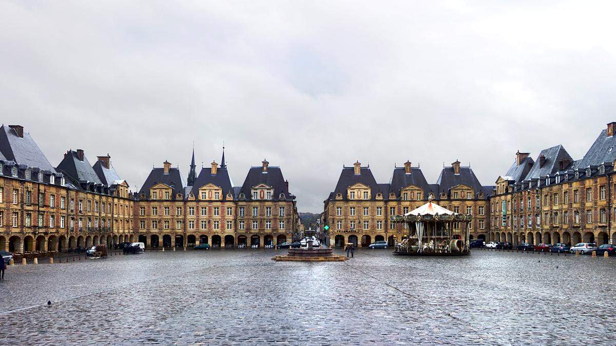 La Plaza Ducal es la más importante de Charleville-Mezières. Fue construida en 1606 por Clément Métezeau.