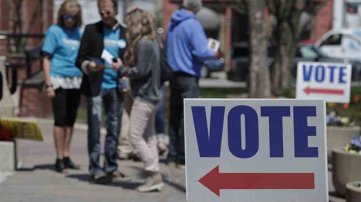 Ciudadanos llegan a un centro de votación fuera del Hamilton County Government Center  en Noblesville, Indiana. 