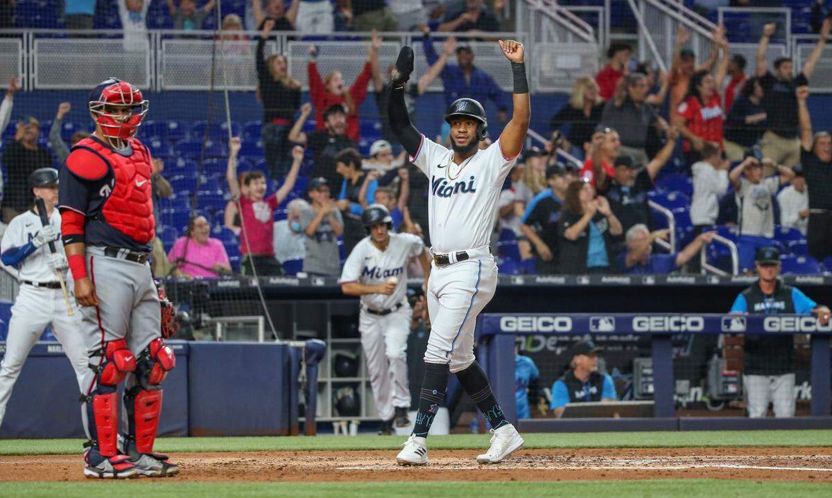 El jardinero de los Marlins Bryan De La Cruz celebra tras anotar en el segundo inning del partido ante los Nacionales de Washington, celebrado el 7 de junio de 2022 en Miami.