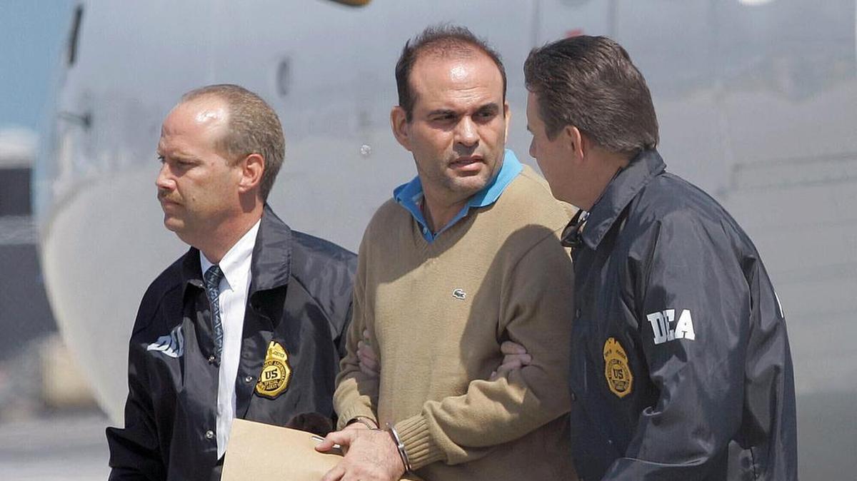 El jefe paramilitar colombiano Salvatore Mancuso es acompañado por dos agentes federales en su llegada a Opa-locka, Florida, el 13 de mayo de 2008.