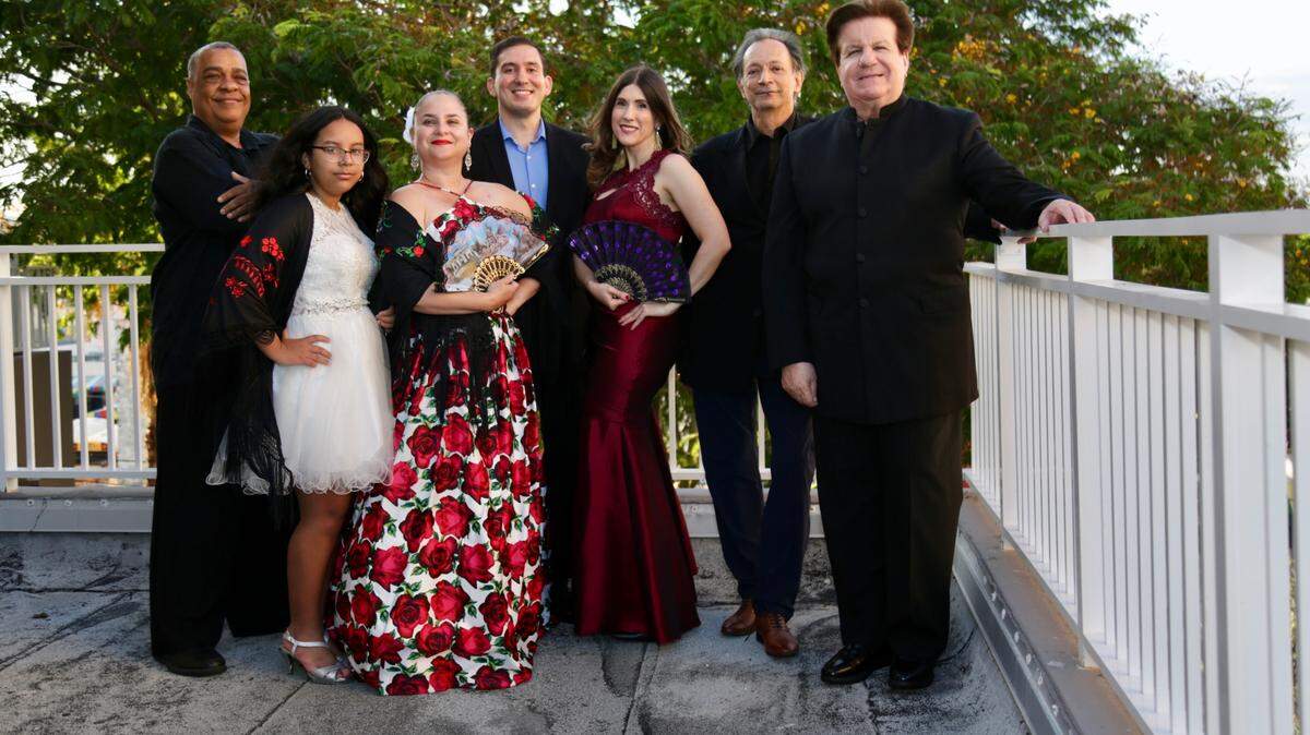El elenco de “Zarzuela Delights”, (de izq. a der.) Jorge Arcila, Darlen Maceo. Greisel Domínguez, Herman Díaz, Lucía Panizza, Daniel Daroca y Eduardo Calcaño.  