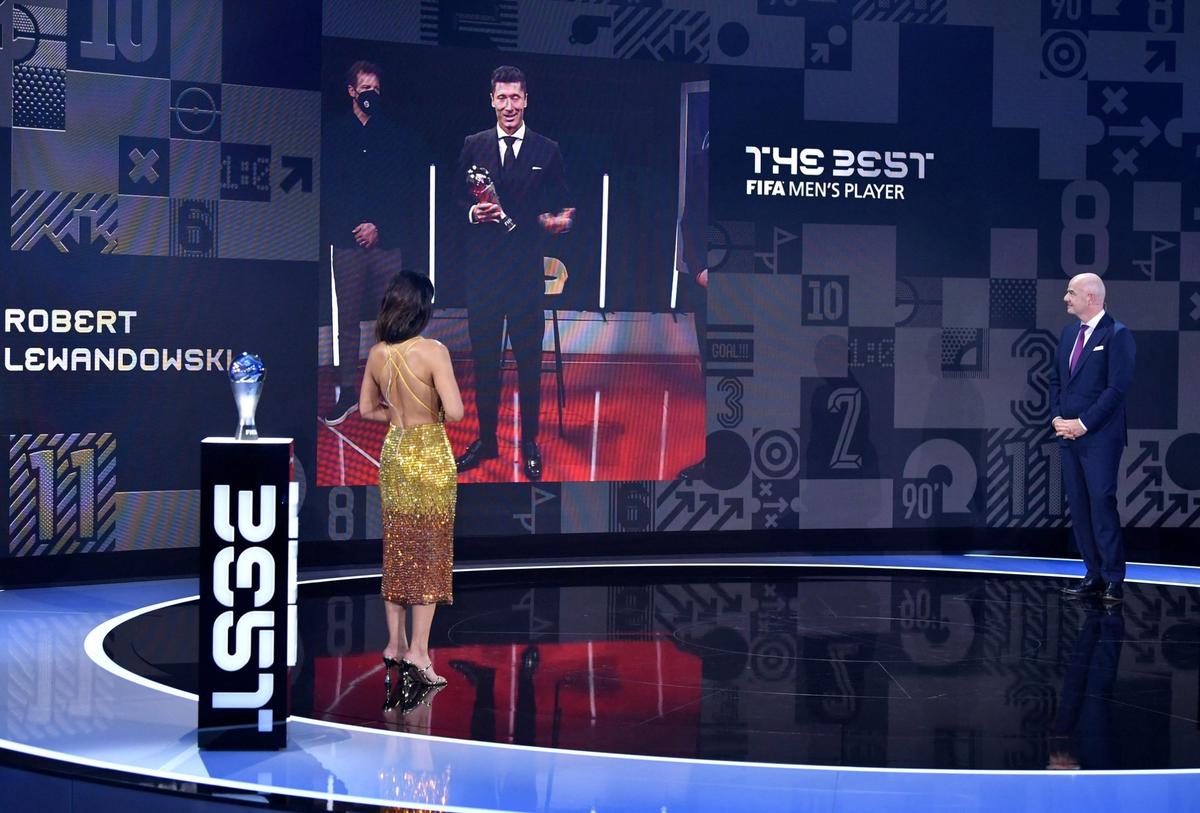 El polaco Robert Lewandowski, delantero del Bayern Munich, ganó por segundo año consecutivo el premio The Best de la FIFA con cuatro puntos de ventaja sobre el argentino Leo Messi, exatacante del Barcelona y ahora en el Paris Saint Germain.