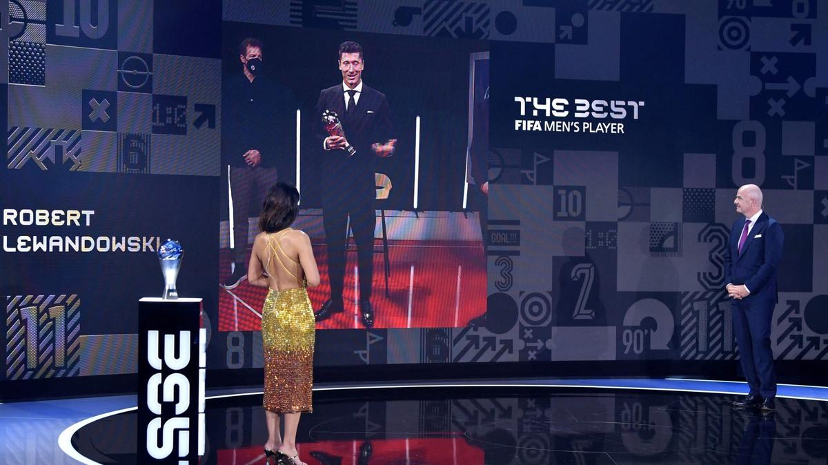El polaco Robert Lewandowski, delantero del Bayern Munich, ganó por segundo año consecutivo el premio The Best de la FIFA con cuatro puntos de ventaja sobre el argentino Leo Messi, exatacante del Barcelona y ahora en el Paris Saint Germain.