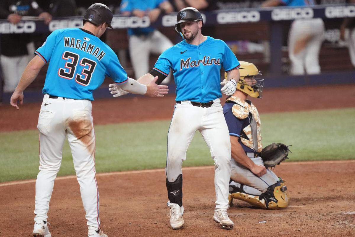 El receptor de los Marlins Liam Hicks (der.) es felicitado por el jardinero Eric Wagaman tras pegar un jonrón de dos carreras en el sexto inning del partido ante los Rays de Tampa Bay, celebrado el 18 de mayo de 2025 en Miami.