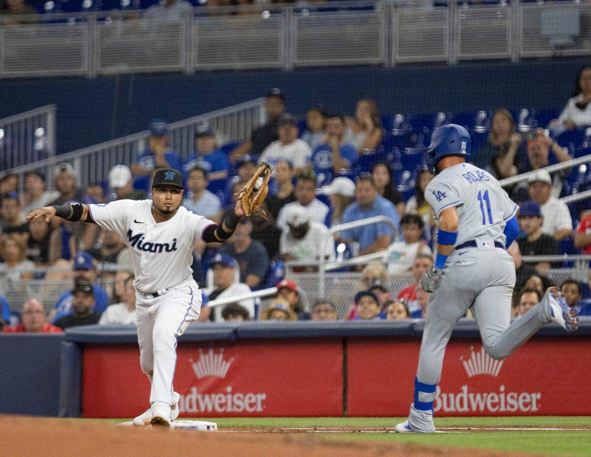 El primera base de los Marlins Luis Arráez pone out al torpedero de los Dodgers de Los Angeles Miguel Rojas, en el segundo inning del partido celebrado el 6 de septiembre de 2023 en Miami.