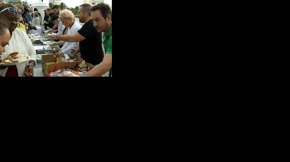 Todos los miércoles a las 5:30 p.m., Abbott y su ejército de voluntarios pueden encontrase sirviéndole suculentos platos a los desamparados.