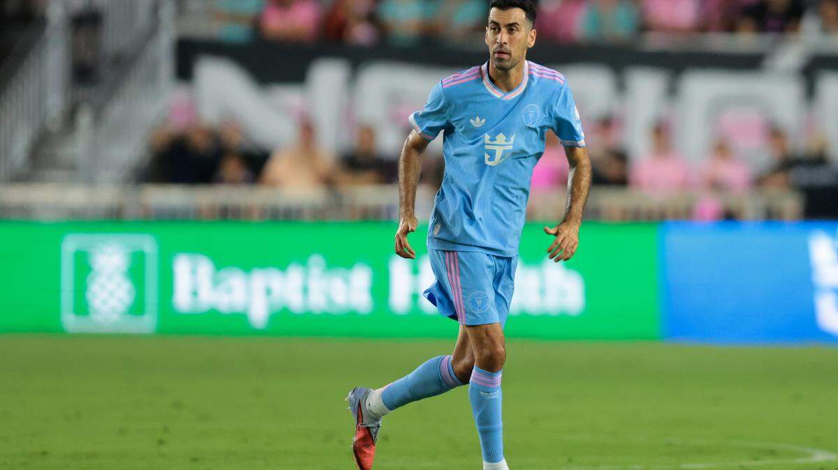 El centrocampista del Inter Miami, Sergio Busquets, observa el partido contra el New England Revolution durante la primera mitad del juego celebrado el 4 de octubre de 2025 en el Chase Stadium de Fort Lauderdale.