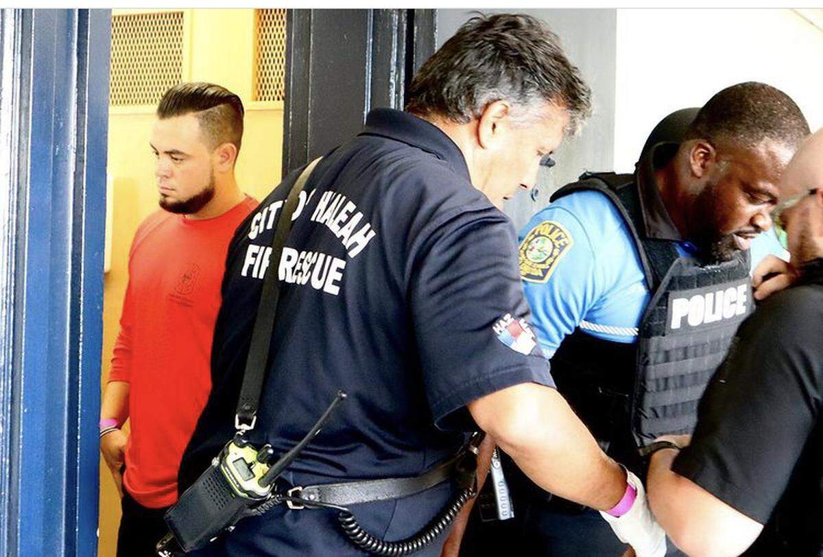 Bomberos atienden simulacro de tiroteo en Hialeah Senior High School realizado en conjunto entre la Policía Escolar de Miami-Dade y la Policía de la Ciudad de Hialeah
