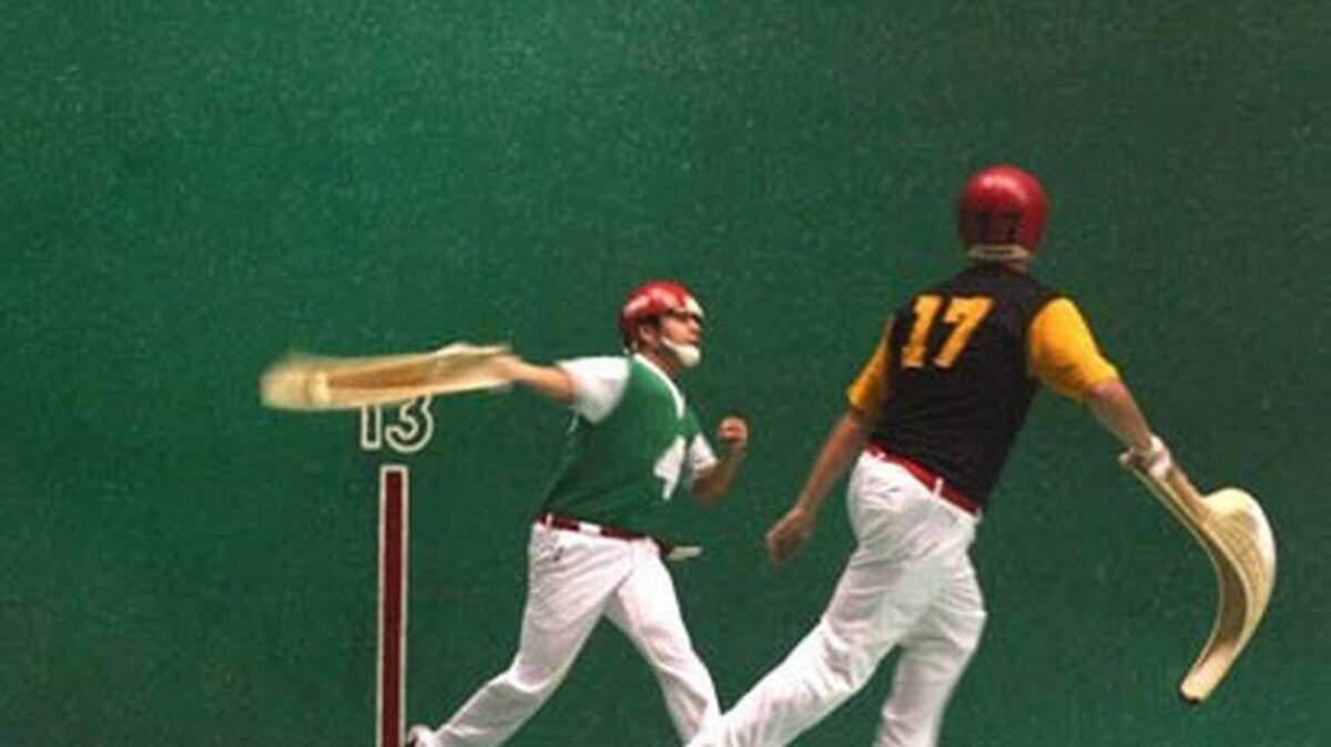 Jugadores de Jai alai a la mitad de partido en el frontón Dania Jai Alai. Foto: Dania Jai Alai.