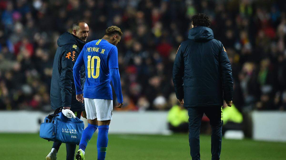 El delantero Neymar deja el terreno tras lesionarse en el partido amistoso entre Brasil y Camerún, el 20 de noviembre de 2018.