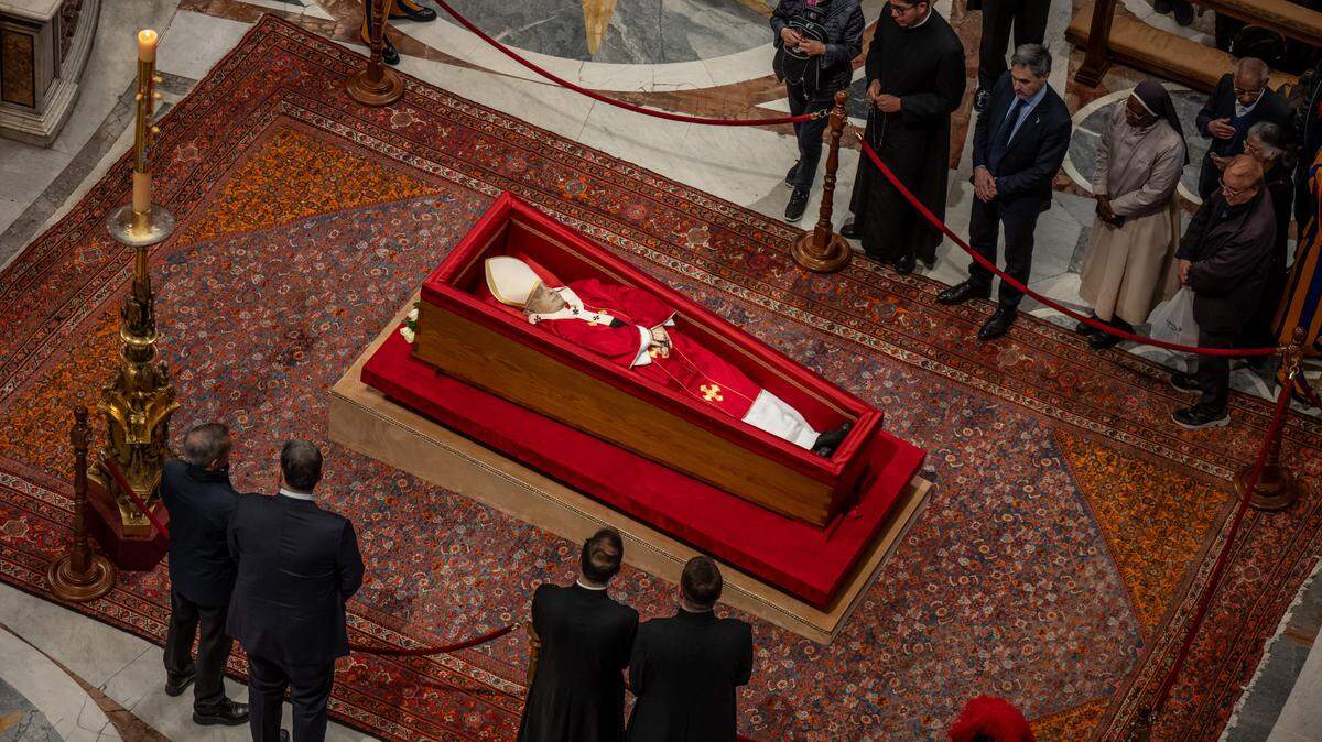 El cuerpo del Papa Francisco yace en la Basílica de San Pedro. Antes del funeral, el sábado 26 de abril de 2025, los visitantes podrán ver al Papa difunto de nuevo junto al ataúd abierto.