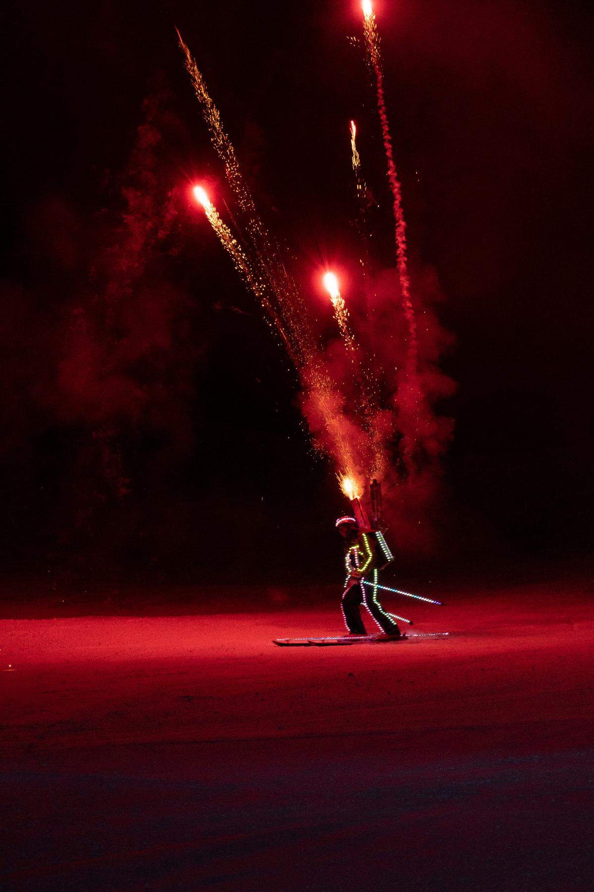 El Hombre Iluminado. Desde los años 30 un esquiador baja la montaña con una mochila desde la que se disparan fuegos artificiales.