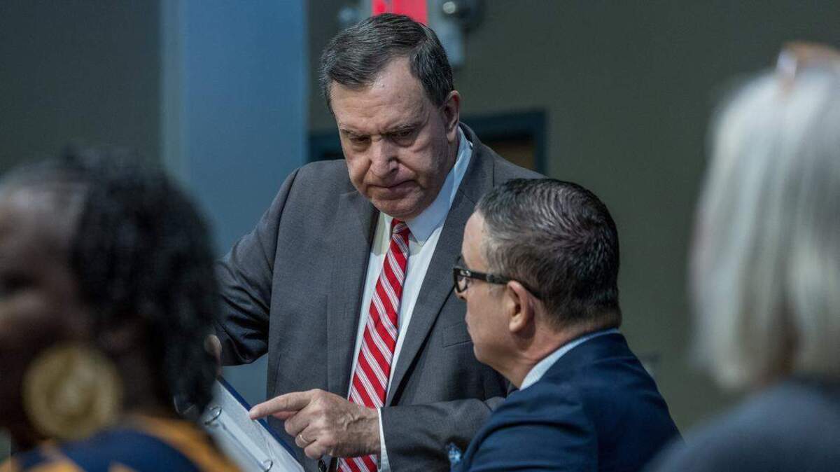 El entonces comisionado Joe Carollo (izquierda) conversa con el entonces administrador de la ciudad, Art Noriega, durante una reunión de la comisión el jueves 25 de septiembre de 2025.
