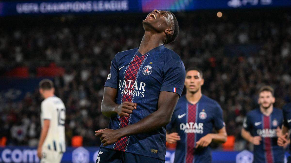 El jugador del Paris Saint-Germain Nuno Mendes celebra tras anotar un gol ante Atalanta en el partido de la Liga de Campeones celebrado el 17 de septiembre de 2025 en la capital francesa.