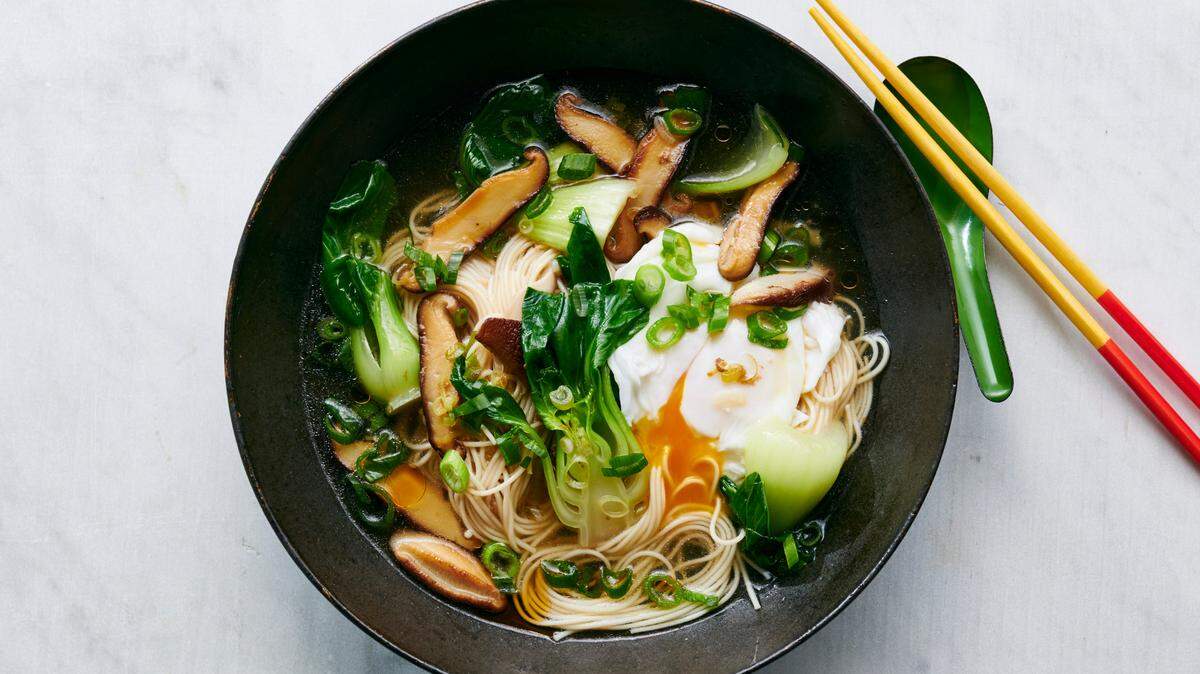 Fideos somen con huevo escalfado, bok choy y setas.