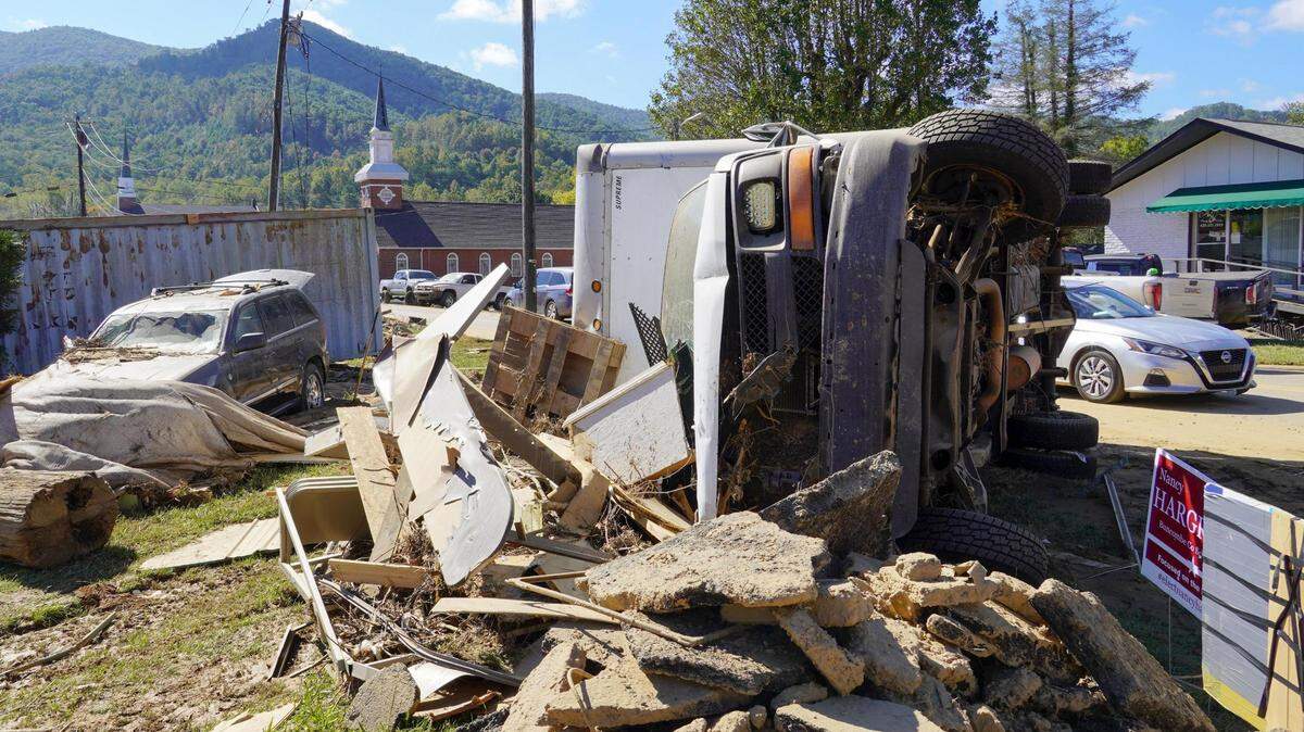 Los destrozos causados por el huracán Helene incluyen autos que fueron desplazados por los fuertes vientos, en Swannanoa, Carolina del Norte, en esta foto del miércoles 2 de octubre de 2024.