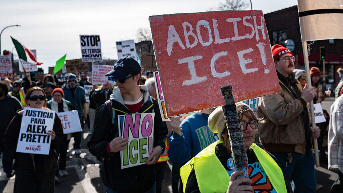 Personas marchan en una protesta contra el Servicio de Control de Inmigración y Aduanas (ICE), el 15 de febrero de 2026 en Minneápolis, Minnesota,