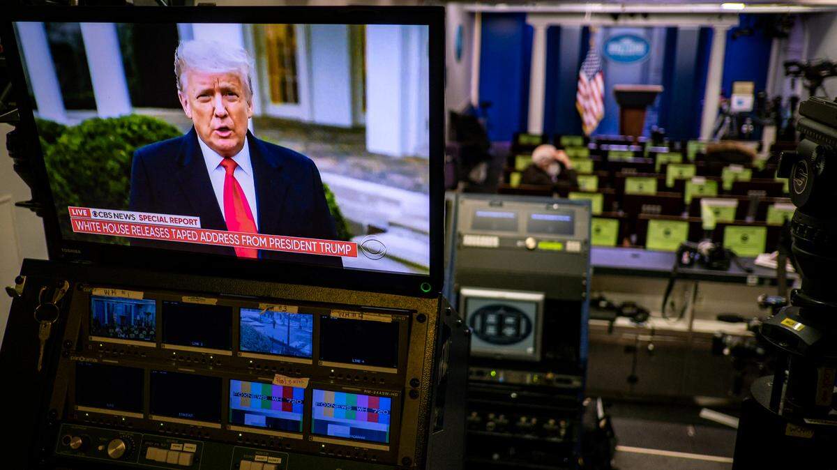 El mensaje grabado del presidente Donald Trump se ve en un monitor en la sala de conferencias de prensa de la Casa Blanca mientras aborda las acciones de sus partidarios en el edificio del Capitolio en Washington, el 6 de enero de 2021.
