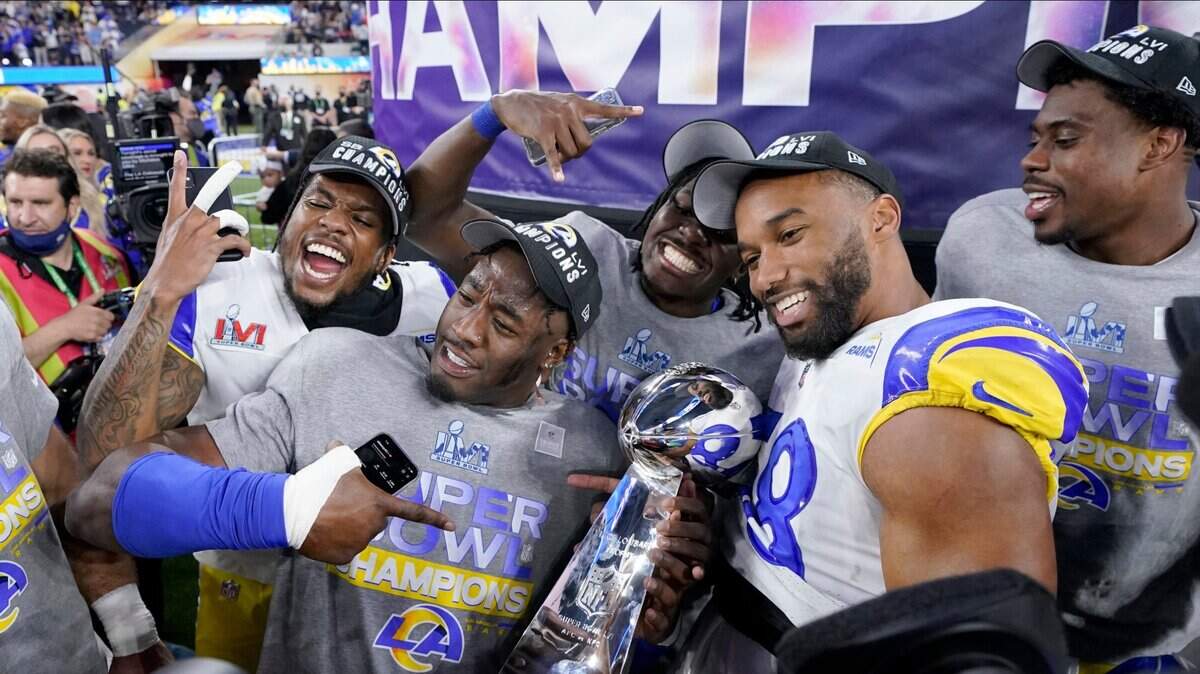 Los jugadores de los Rams celebran con el trofeo Vince Lombardi tras vencer a los Bengals en el Super Bowl, celebrado el 13 de febrero de 2022 en Los Angeles.