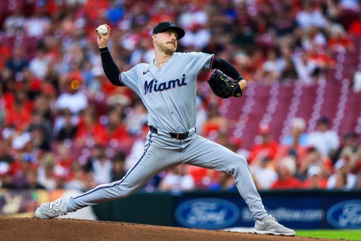 El abridor de los Marlins de Miami Janson Junk lanza en el primer inning del partido ante los Rojos, celebrado el 7 de julio de 2025 en Cincinnati.