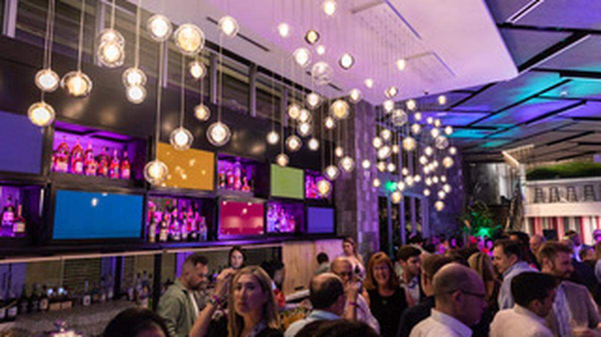 YOTEL Miami ofrece un paquete de ofertas y está ubicado en el mismísimo centro de la ciudad —a pocos pasos de Bayfront Park y Bayside Marketplace, y a cinco minutos en coche de los puertos de cruceros.