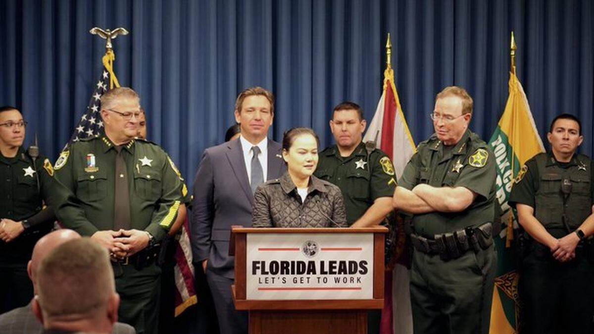 El gobernador de Florida, Ron DeSantis (tercero a la izq.),quiere ampliar programa para agilizar deportación de migrantes. El anuncio lo hizo el 15 de enero de 2025.