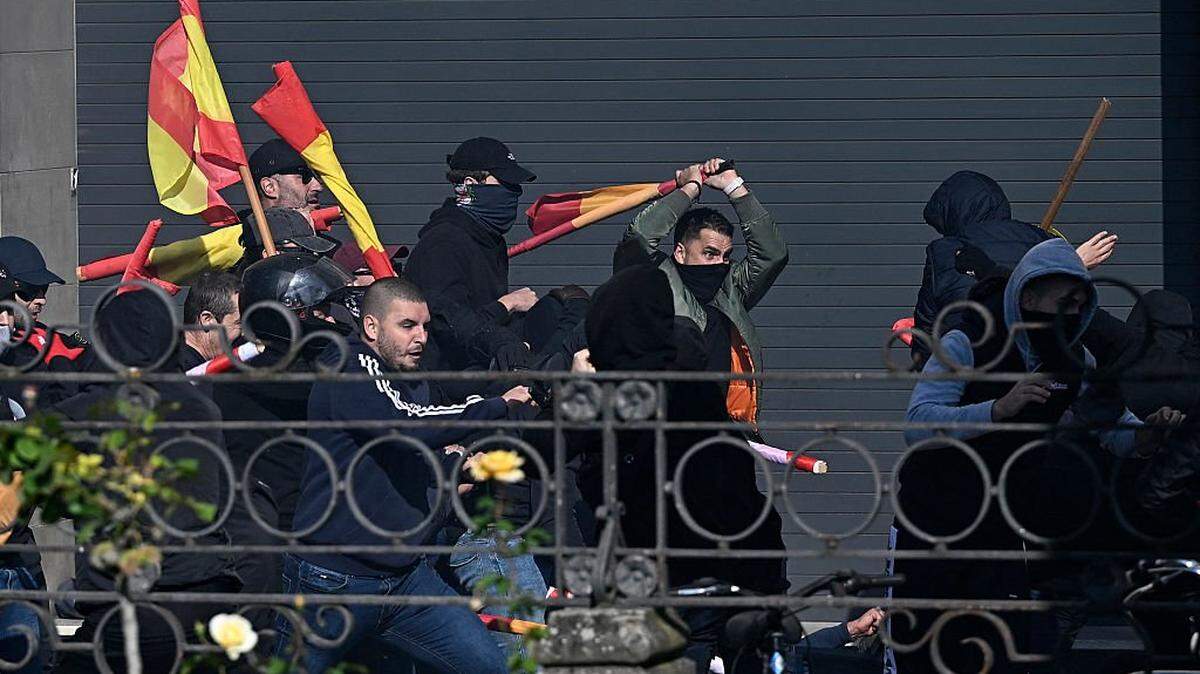 Falange far-right group supporters (L) clash with anti-fascist counter-protesters (R) during a rally called by Falange Espanola de las JONS for the unity of Spain and marking Spain's National Day in Vitoria on October 12, 2025. The Basque regional police Ertzaintza detained 17 people following the incidents. (Photo by ANDER GILLENEA / AFP) (Photo by ANDER GILLENEA/AFP via Getty Images)          