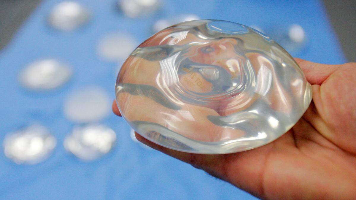 Los pacientes de cirugías cosméticas pagan de su bolsillo y por lo mismo los costos de los implantes son mucho más bajos de lo que los hospitales cobran a los pacientes que necesitan una reconstrucción.