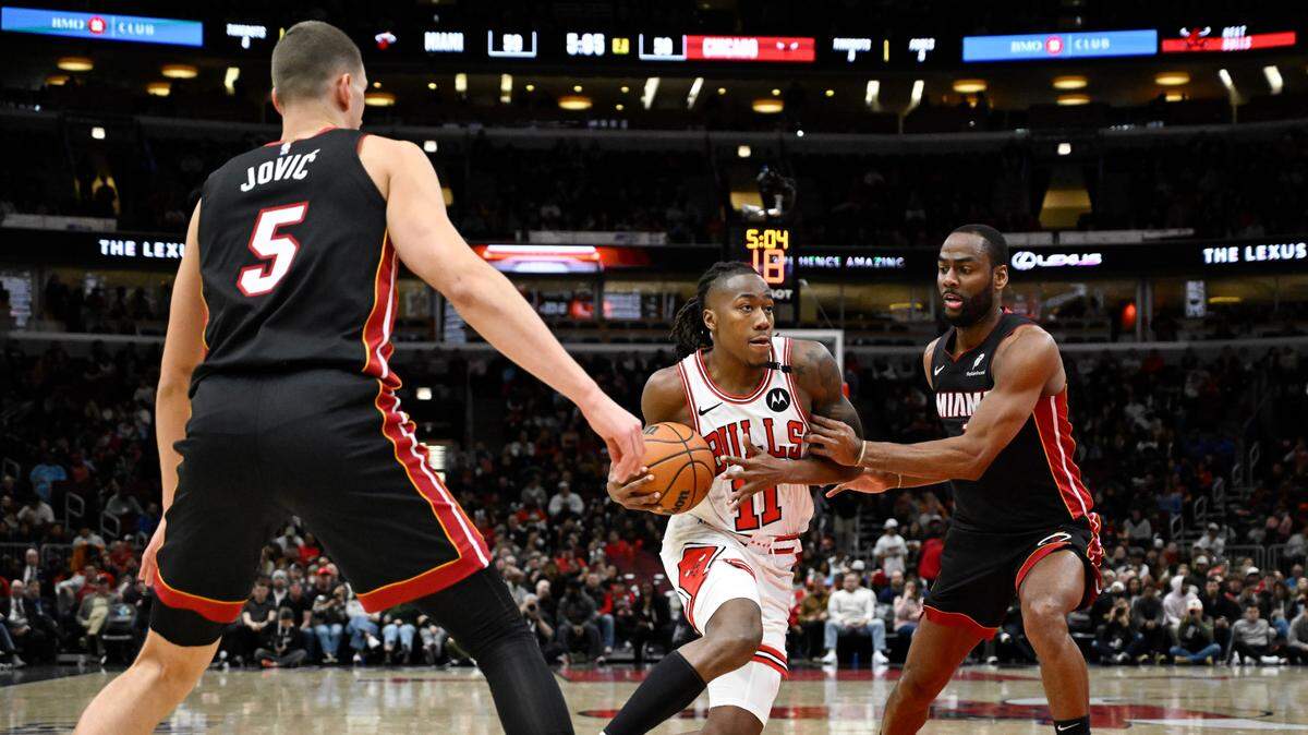 El jugador de los Bulls Ayo Dosunmu (11) entra al aro ante la defensa del Heat de Miami, en el partido celebrado el 4 de febrero de 2025 en Chicago.