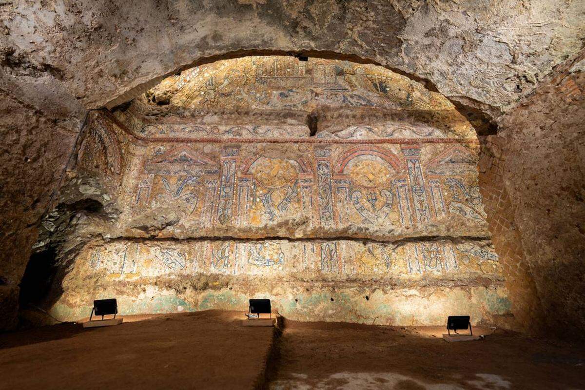 La habitación principal tiene fuentes de agua y un elaborado mosaico hecho de conchas, caracoles, piedras y otros materiales.