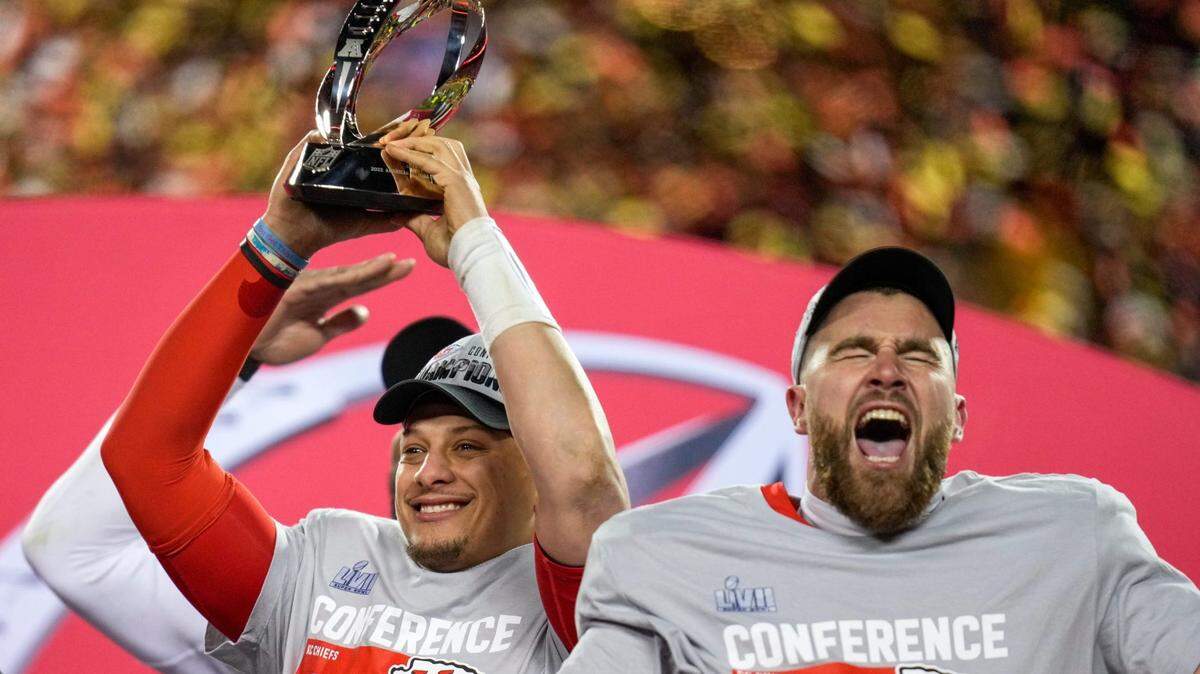 Uno de los partidos lo protagonizarán los Chiefs de Kansas City de Patrick Mahomes (izq.) y Travis Kelce, vigentes campeones de la NFL, frente a los Steelers de Pittsburgh.