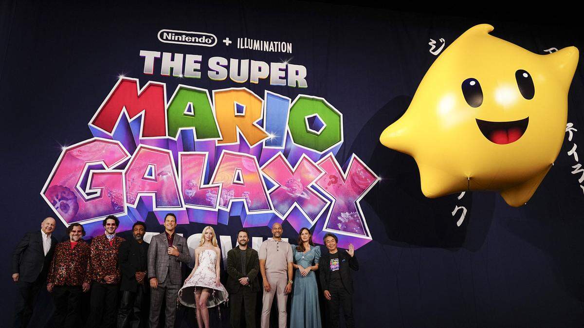 De izquierda a derecha, los actores estadounidenses Chris Meledandri, Jack Black, Benny Safdie, Donald Glover, Chris Pratt, Anya Taylor Joy, Charlie Day, Keegan-Michael Key, Brie Larson y Shigeru Miyamoto asisten al estreno mundial de ‘The Super Mario Galaxy Movie’ en el teatro Minamiza de Kioto el 28 de marzo de 2026.