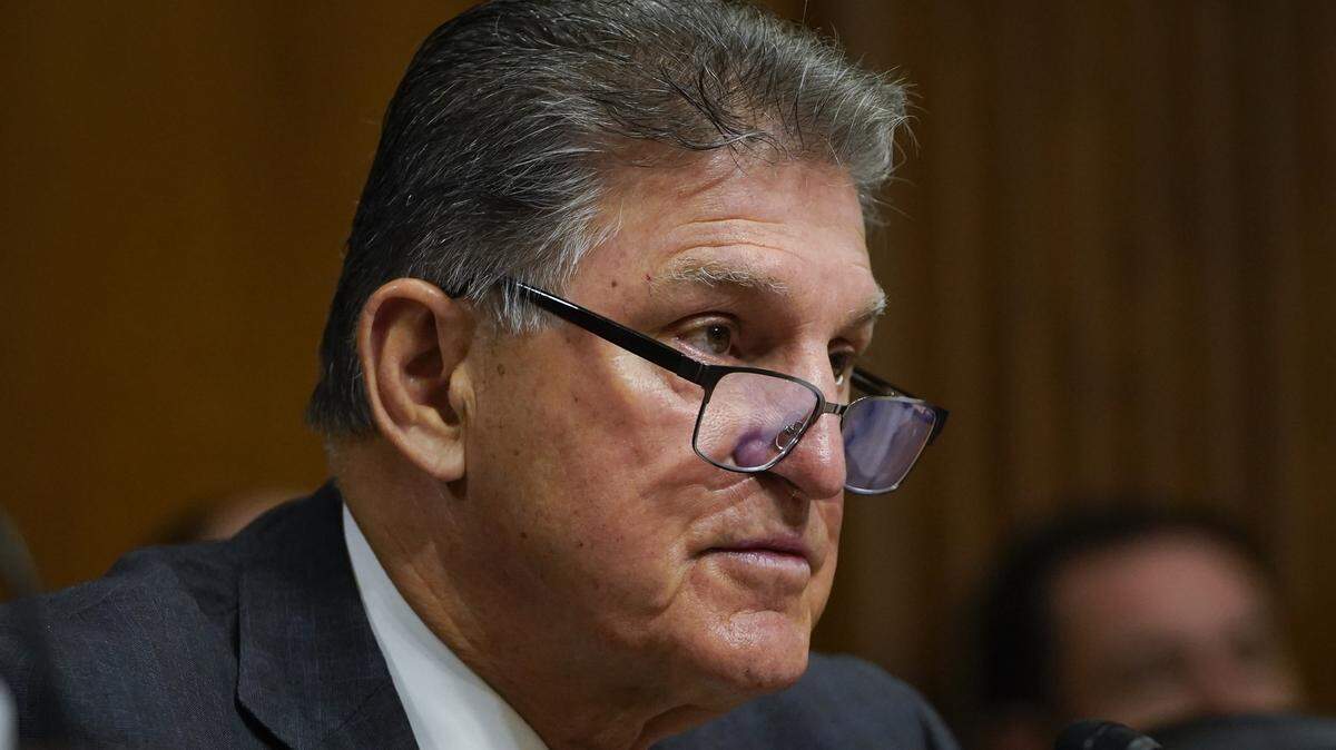 Foto de archivo del senador Joe Manchin, demócrata de West Virginia, durante una audiencia del Comité del Senado de Energía y Recursos Naturales, el 2 de mayo de 2023, en Washington.